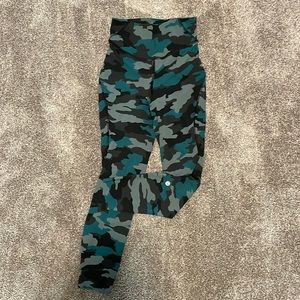 Lululemon Fast and Free Capri Tights Leggings Size 4 Camo